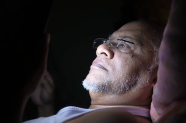 Son sınıf öğrencisi gece yatakta akıllı telefon..