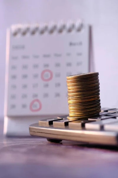 Primo piano della pila di monete sulla calcolatrice , — Foto Stock