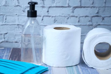 Masada tuvalet kağıdı, maske ve el dezenfektanı var. 