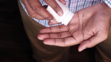 İlaç alan genç bir adamın yüksek açılı görüntüsü 