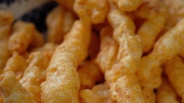 Masadaki bir kasede patates cipsini kapat..