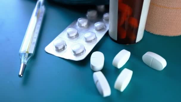 Witte pillen en blisterverpakking op groene achtergrond — Stockvideo