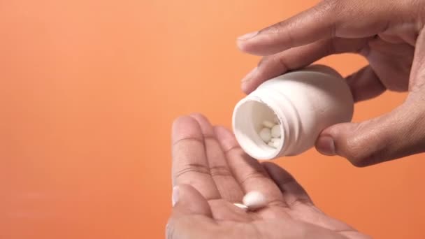 Primer plano de las píldoras en la palma de la mano persona — Vídeos de Stock
