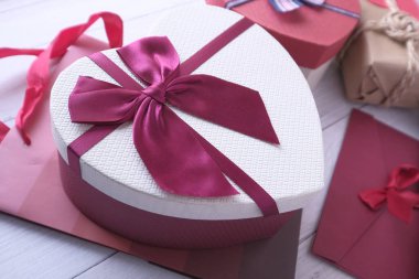 Sevgililer günü hediye kutusu ve gül çiçeğinin hemen üstünde..