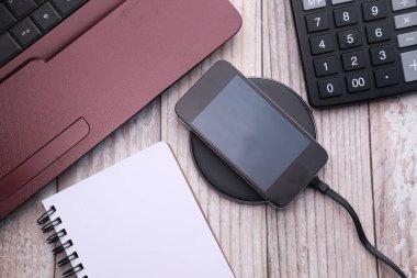 Kablosuz şarj pedi kullanarak akıllı telefon şarj ediliyor,
