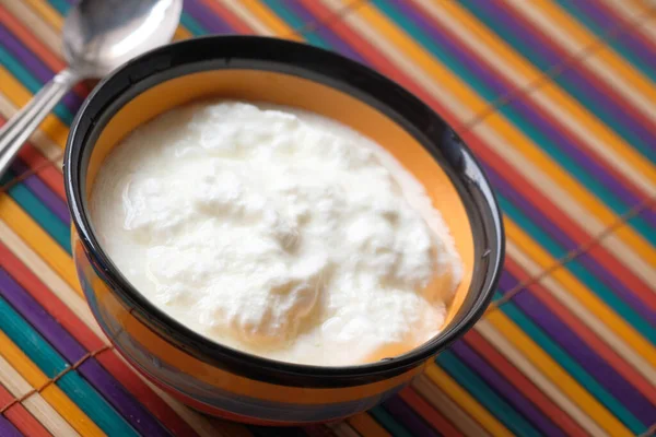 Закрыть греческий йогурт в миске на столе — стоковое фото