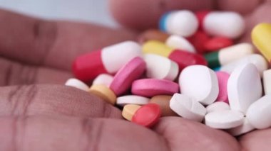 Avuç içinizdeki hapları ve kapsülleri kapatın. 