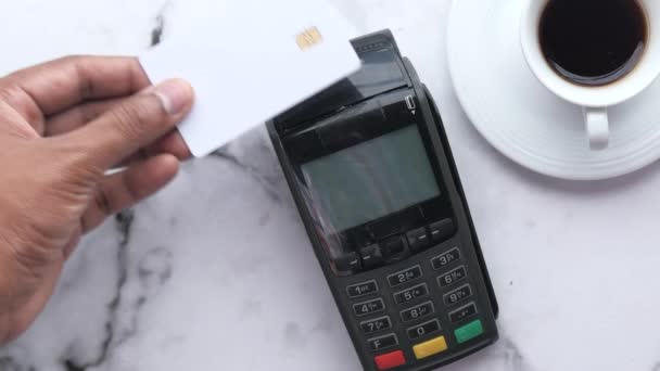 Betaalterminal in rekening brengen van een creditcard, close-up — Stockvideo