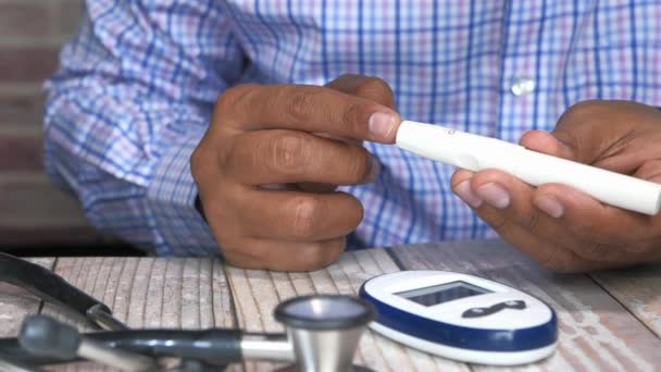 Jonge man test bloedsuiker op diabetes, close-up — Stockvideo