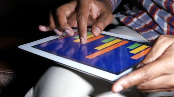 Бизнесмен вручную анализирует фондовые данные на цифровом планшете — стоковое видео
