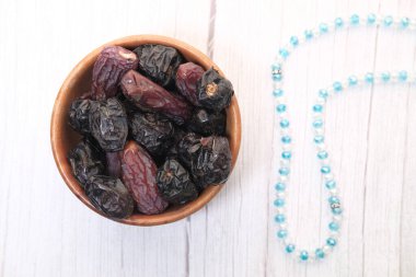 Beyaz bir kasede yüksek açılı hurma meyvesi manzarası 