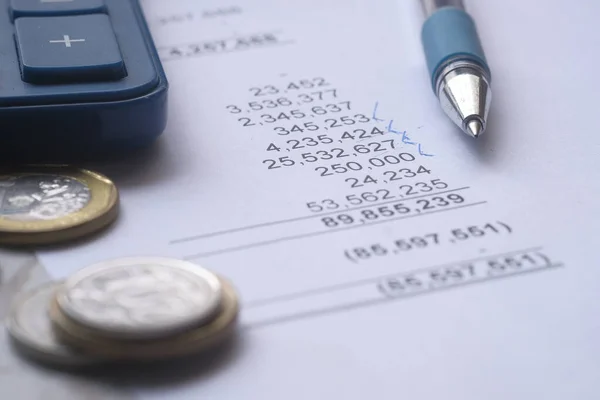 Primer plano de la cifra contable, pluma y monedas sobre papel . — Foto de Stock