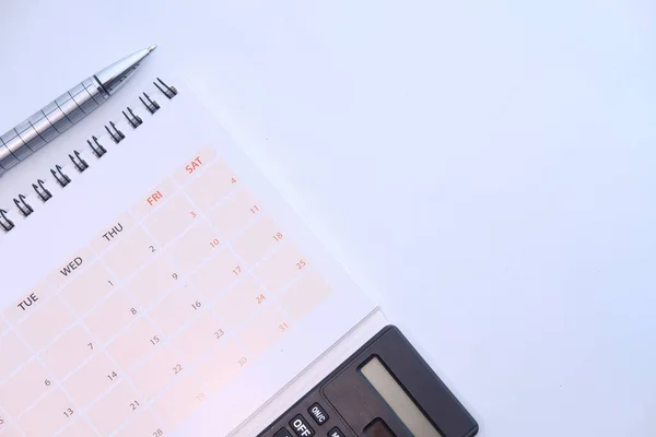 Calendario, pluma, calculadora con espacio para copiar  . —  Fotos de Stock