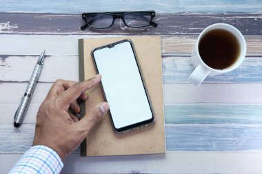 Akıllı telefonu elinde tutan adam boş ekran, yüksek açılı görünüm 