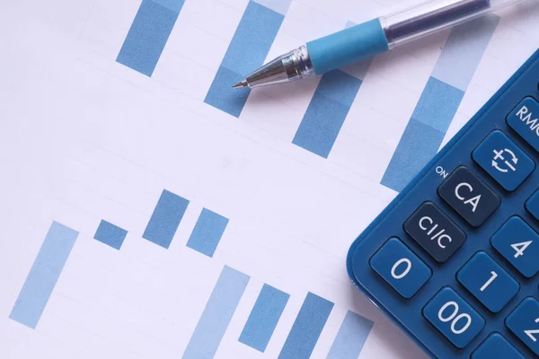 Nagy látószögű kilátás pénzügyi papír és számológép az asztalon — Stock Fotó