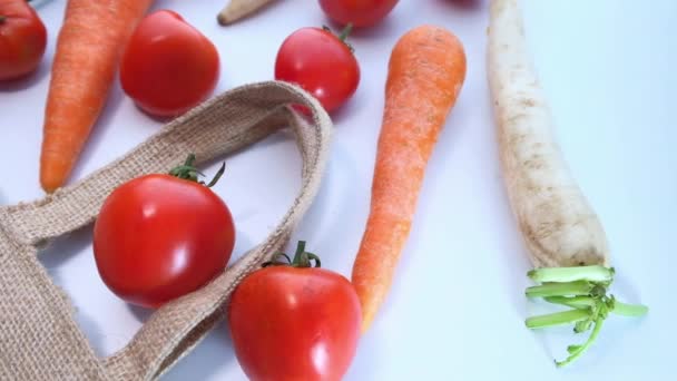 Verduras frescas que se derraman de la bolsa de compras, vista superior — Vídeo de stock