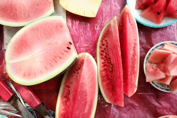 Nahaufnahme einer Scheibe Wassermelone auf dem Tisch — Stockfoto