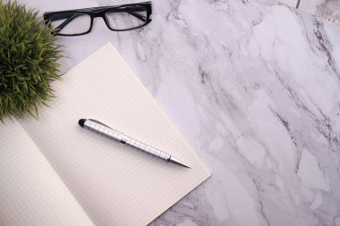 Kiremit arkaplanında kalem olan yüksek açılı not defteri görünümü 