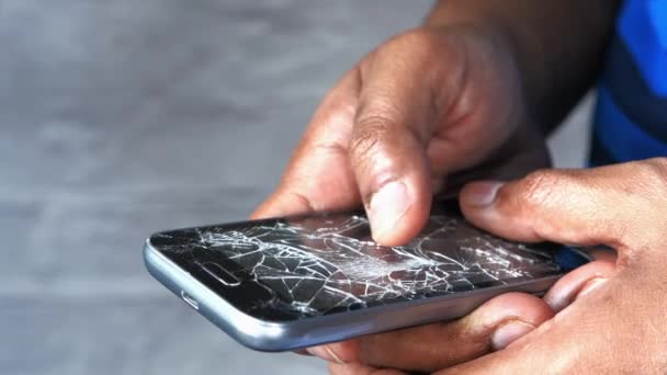 Fechar o homem mão segurando quebrado telefone inteligente — Vídeo de Stock