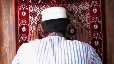Müslümanların dua ederken yüksek açılı görüntüsü