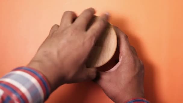 Man hand open een container van gezouten pistachenoten — Stockvideo