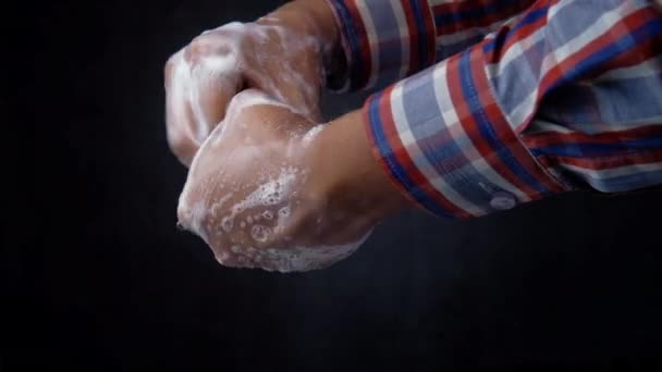 Mãos com água morna sabão usando gel higienizador de mão — Vídeo de Stock