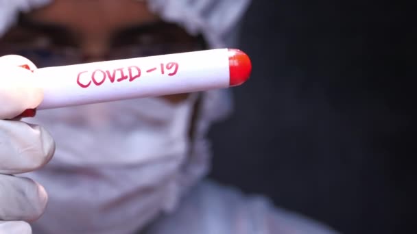 Лаборант держит трубку для анализа крови — стоковое видео