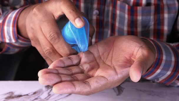 Adam virüsü önlemek için el dezenfektanı kullanıyor. — Stok video
