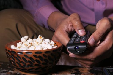 TV kumandası kullanan kişiyi kapat 
