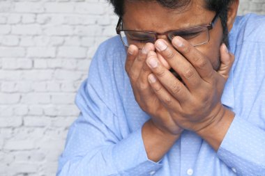 Genç hasta adamın öksürüğü ve boğazı ağrıyor..