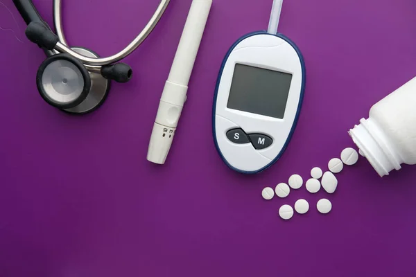 청진기를 사용하는 당뇨병 당뇨병을 위한 혈당측 정법 — 스톡 사진