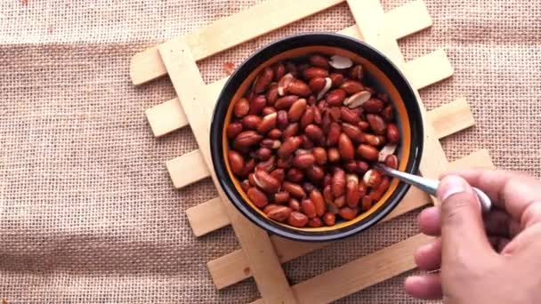 ボウルに塩エンドウ豆の実の高い角度のビュー. — ストック動画