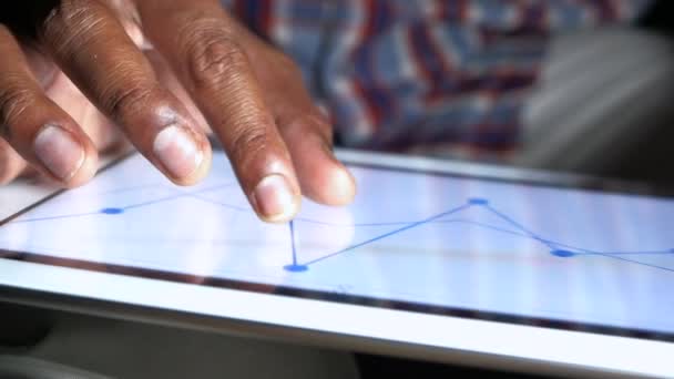 Mão pessoa analisando dados financeiros em tablet digital — Vídeo de Stock
