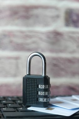 Klavyedeki asma kilidi kapat. güvenlik ve gizlilik kavramı 