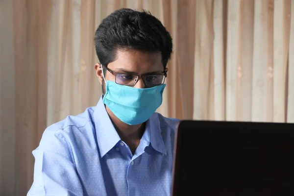 Επιχειρηματίας με προστατευτική μάσκα προσώπου που εργάζεται — Φωτογραφία Αρχείου