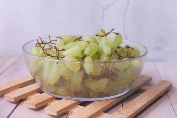 Nahaufnahme von Traubenfrüchten in einer Schüssel auf dem Tisch — Stockfoto