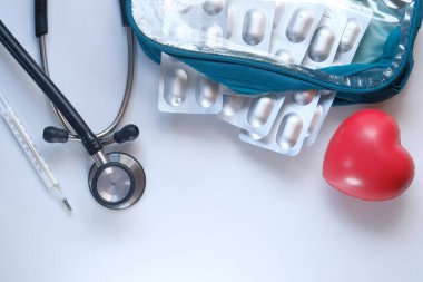 Kabarcık paketini ve döşeme arkaplanındaki steteskopu kapat.