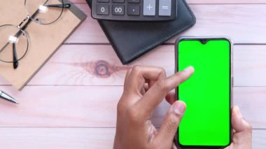 Akıllı telefonu elinde tutan adam boş ekran, yüksek açılı görünüm 