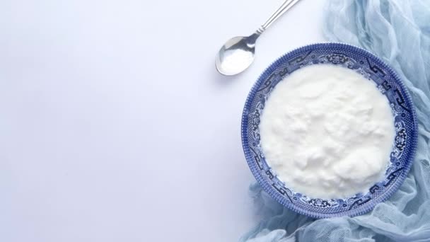 Close up de iogurte grego em uma tigela na mesa — Vídeo de Stock