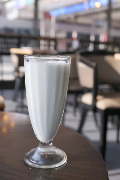 Закрыть молочный коктейль на столике кафе . — стоковое фото