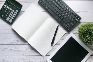  masadaki not defteri, kalem, hesap makinesi, klavye ve dijital tablet 
