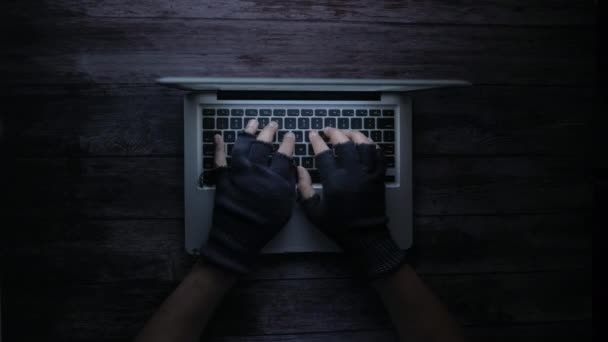 Hacker hand stelen van gegevens van laptop 's nachts — Stockvideo