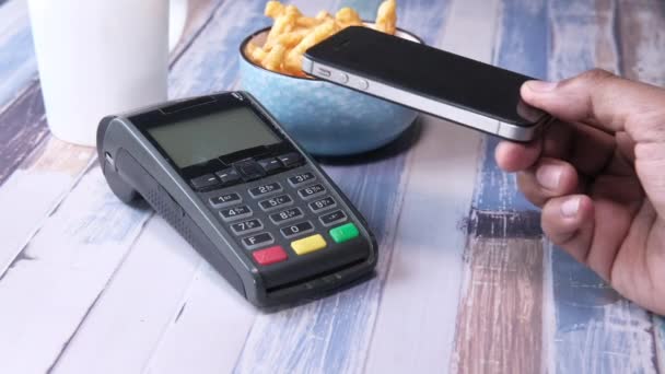 Carga del terminal de pago desde un teléfono inteligente, pago sin contacto . — Vídeos de Stock