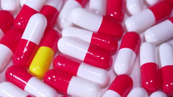 Close-up van kleurrijke capsules, gezondheids- en medisch concept — Stockvideo