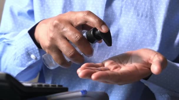 Homem usando higienizador de mão para prevenir vírus — Vídeo de Stock