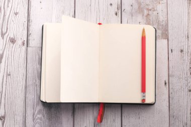 Kiremit arkaplanında kalem olan yüksek açılı not defteri görünümü 