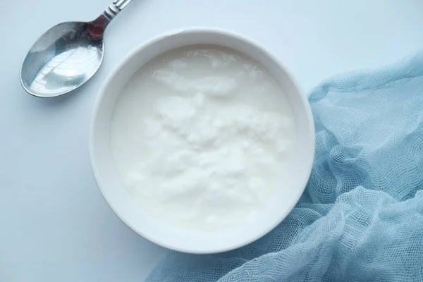 Zbliżenie jogurtu greckiego w misce na stole — Zdjęcie stockowe