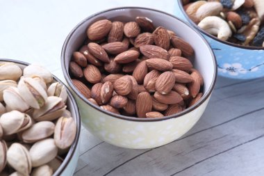 Tahta masadaki ahşap kaselerde fındıklar. .