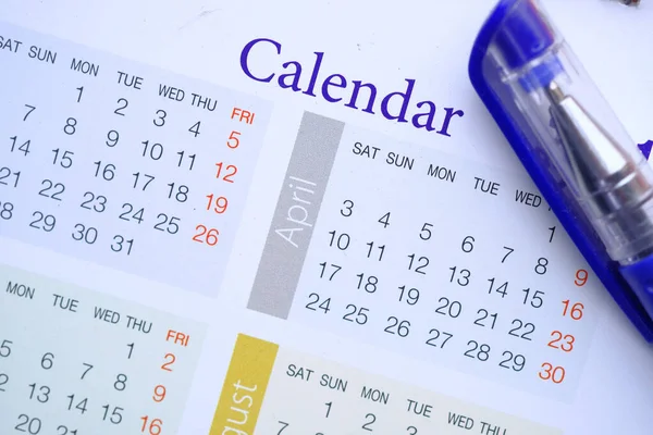 Close-up de calendário e caneta na mesa . — Fotografia de Stock