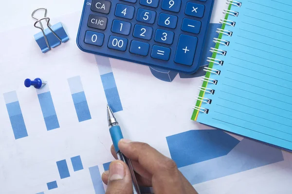 Hombre de negocios analizando el trabajo en escritorio de oficina, vista superior — Foto de Stock